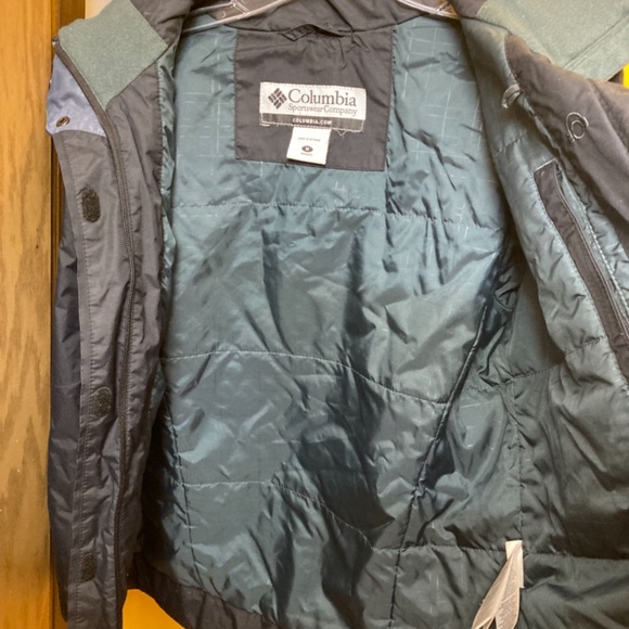 Women’s Medium Waterproof Columbia Jacket - Picture 5 of 5